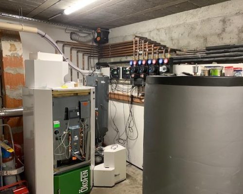 Pendant le chantier chaudière granulés 32kw + ballon tampon 800l + CESI avec 2 circuits radiateurs, 1 circuit plancher chauffant et un départ